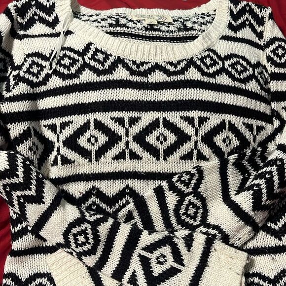 Pink rose Juniors sweater size xl - Picture 2 of 3